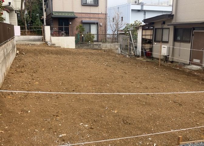 現地に行くなら、物件の周囲の地形がどうなっているかを見ることも大切です。周辺より低くなっている土地では、大雨などで水が集まりやすいため、地盤が弱くなっているということも考えられるため、注意が必要です。
