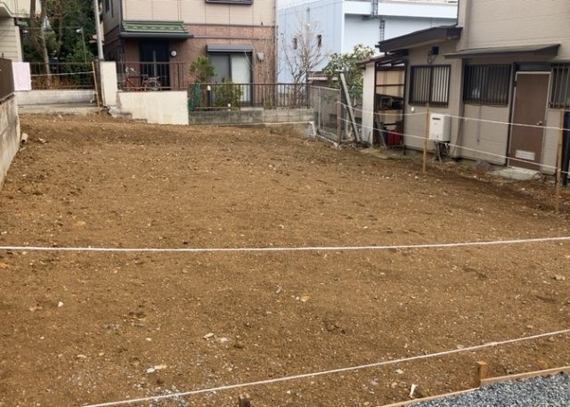 土地購入を検討されている場合、境界杭がない状態で購入してしまうと境界確定測量をする必要があり、費用がかかります。購入の前に、売主、隣土地所有者立ち合いのもと境界を確定し境界杭を設置するのがベストです。
