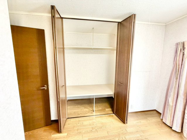 2階の洋室の収納♪