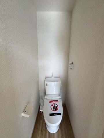 毎日気持ちよくお使いいただける、清潔感のある快適なトイレスペースです。環境に配慮した節水型の便器を採用しており、お手入れもしやすいすっきりとシンプルなデザインでまとめられています。