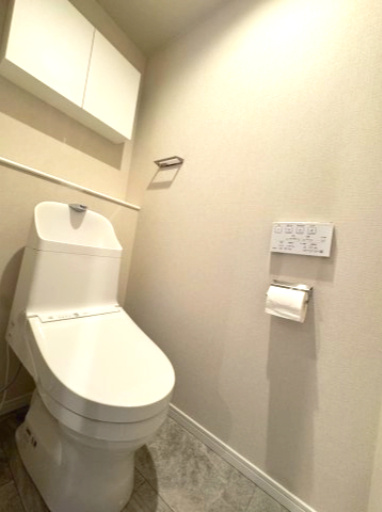 温水洗浄便座付きトイレ設置　吊戸棚設置で収納力〇　　