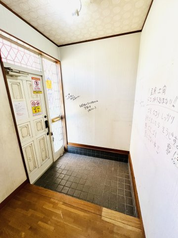 玄関(リフォーム前の写真です)