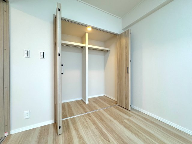 お部屋をすっきりと広く見せてくれる便利なウォークインクローゼット。衣類はもちろん、かさばる荷物や季節のアイテムもたっぷり収納できるため、お部屋の整理整頓が驚くほど簡単になります。