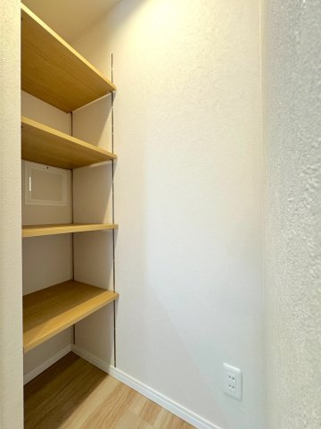 食料品のストックや調理家電の収納に便利な大容量のパントリー。キッチン周りをいつも美しく、すっきりと保つことができます。主婦（夫）の強い味方となる、あると嬉しい人気の設備です。