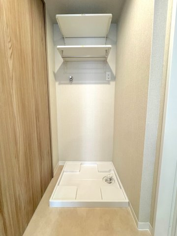 毎日の洗濯作業がスムーズに行える、使いやすいランドリースペース。明るく清潔感のある空間で、室内干し用の設備なども活用しながら、お洗濯を快適で効率的な時間にしていただけます