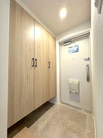 お家の第一印象を決める玄関は、いつもすっきりと片付くシューズボックスを完備。ご家族の靴や小物をスマートに収納でき、明るく爽やかな空間でゲストを心地よくお出迎えできます。