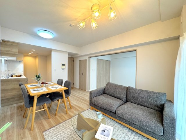 家族団らんのひとときを彩る広々12.5帖のLDK。新規リノベーションにより美しく生まれ変わった空間で、温かみのある快適な新生活をお楽しみいただけます。家具配置のしやすい開放的な間取りも魅力です。