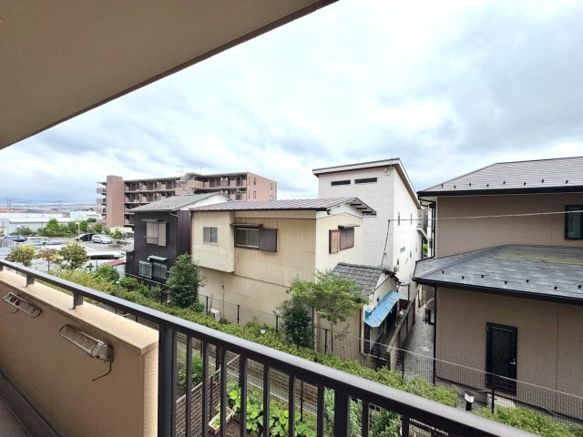 2階部分に位置しながらも、周囲に遮るものが少なく開放的な眺望が広がります。窓の外に広がる豊かな空や景色を日常的に楽しむことができ、心地よい開放感に包まれる暮らしが叶います