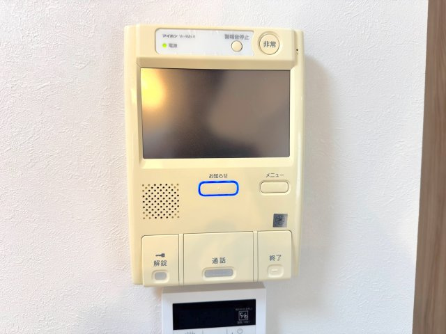 来訪者の顔をしっかりと確認できるTVモニター付きインターホンを設置。不審者の侵入を防ぎ、小さなお子様のお留守番や女性の方にも安心・安全な暮らしをしっかりとサポートします。