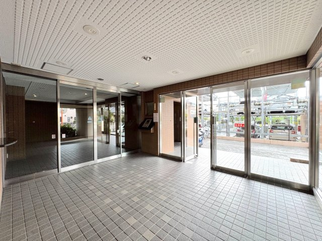 住まう人を毎日心地よく迎え入れてくれる、綺麗に手入れされたエントランスホール。管理体制の良さが伺える清潔感のある共用部となっており、マンション全体の質の高さを物語っています。
