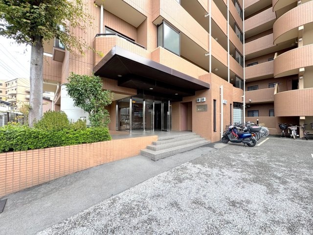 閑静な住宅街に佇む、安心感のあるマンションのエントランスアプローチ。外からのプライバシーも保たれやすく、日々の通勤・通学や小さなお子様のお出かけも安心してお過ごしいただけます。