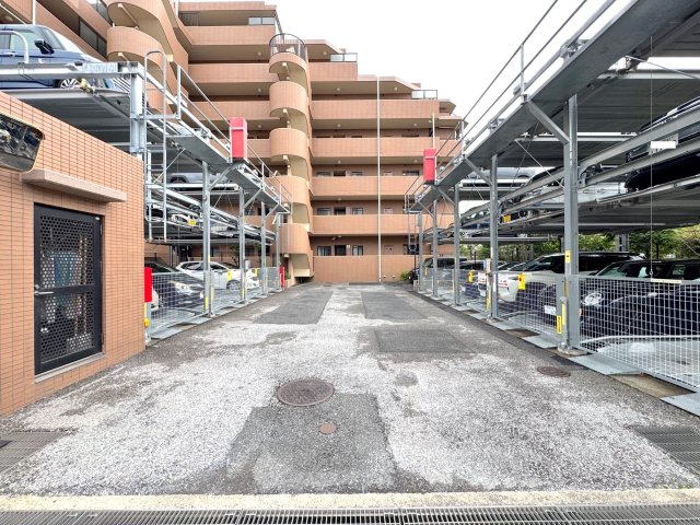 お車をお持ちの方に嬉しい敷地内駐車場を完備（空き状況は都度要確認）。マイカーでのアクセスや週末のお出かけ、お買い物にも大変便利な環境となっており、快適なカーライフをサポートします。