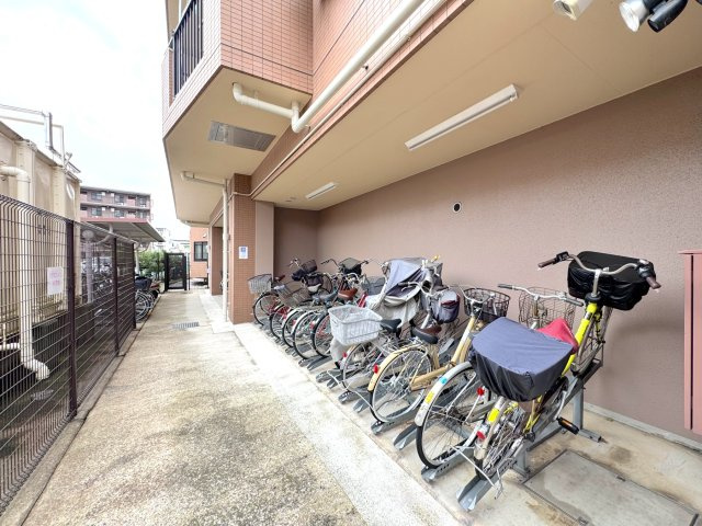 日々の通勤や通学、ちょっとしたお買い物に便利な敷地内駐輪場。きちんと整理された使いやすいスペースとなっており、自転車を利用されるご家族のライフスタイルをしっかりと支えます。