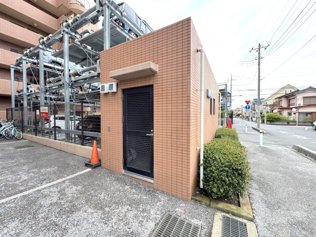 敷地内に設置された、日々の暮らしを快適にする清潔なゴミ置き場。管理が行き届いた使いやすい共用スペースとなっており、毎日の生活をスムーズでストレスフリーにサポートします。