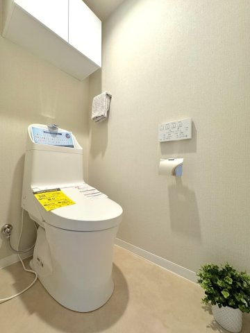 毎日使う場所だからこそ嬉しい、温水洗浄便座付きの快適なトイレ空間。新規リノベーションにより清潔感も抜群です。落ち着きのある空間で、ゆったりとリラックスしてお使いいただけます。