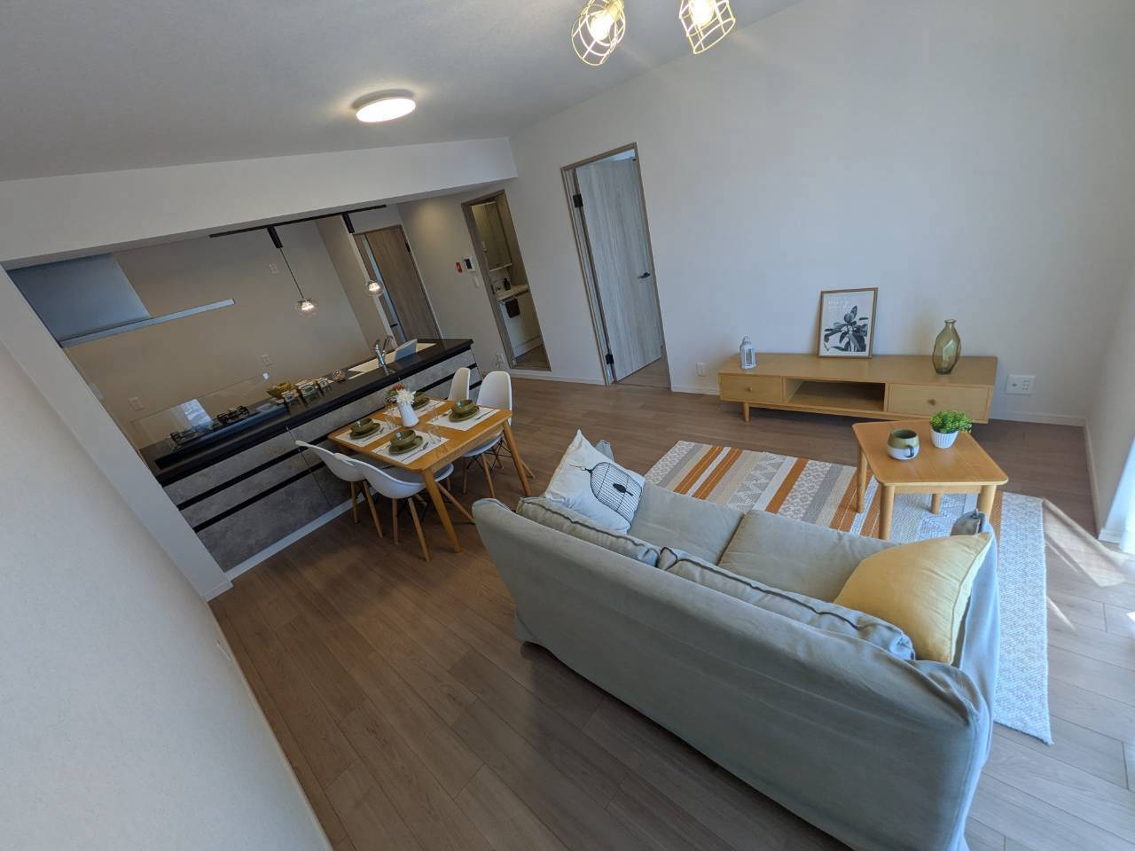 南採光のリビングは約15.4帖あります♪　3LDKのリフォーム済マンションになります。　水回り新しく交換済。フローリング、クロス新しく張替え済です。