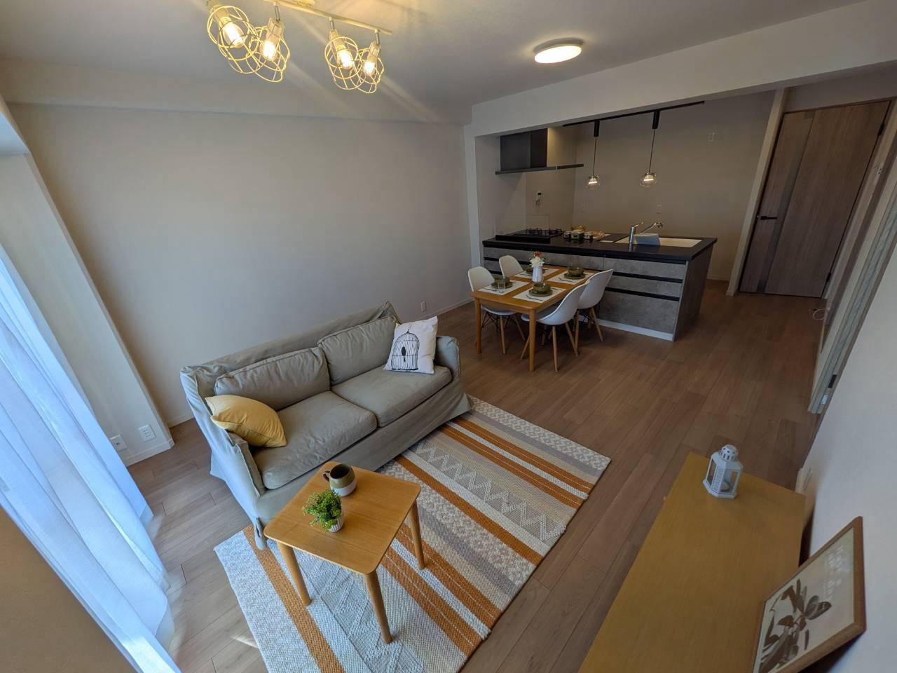南採光のリビングは約15.4帖あります♪　3LDKのリフォーム済マンションになります。　水回り新しく交換済。フローリング、クロス新しく張替え済です。