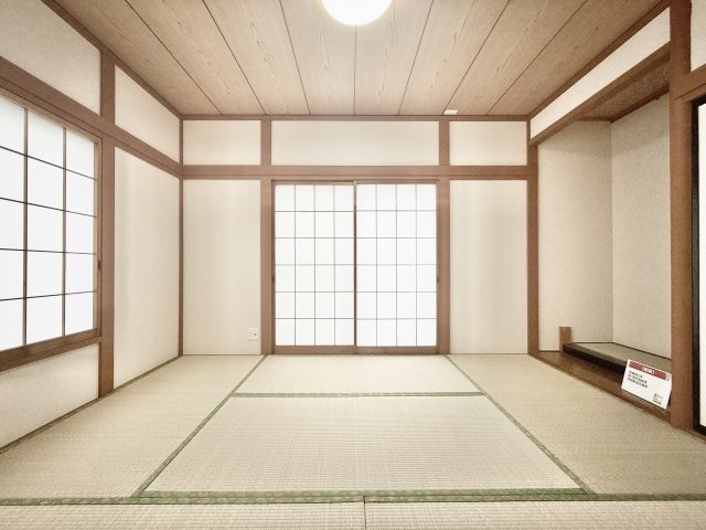 1階　約6帖の和室は床の間と押入れがあり、畳表も交換済です。来客用にも活用できますね。
