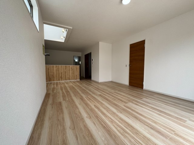 ご家族が集まるリビングは、たっぷりと陽光が差し込む明るく開放的な空間です。心地よい自然光に包まれながら、ゆったりとしたくつろぎのひとときをお過ごしいただけます。