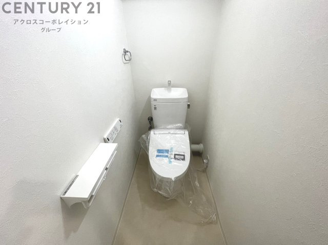 温水洗浄便座付トイレは温水洗浄機能により、暖かい水でおしりを洗浄することができ、冷たい水を使う従来の便座に比べ、温水洗浄機能で暖かいトイレを提供し、快適な使用を可能にします。