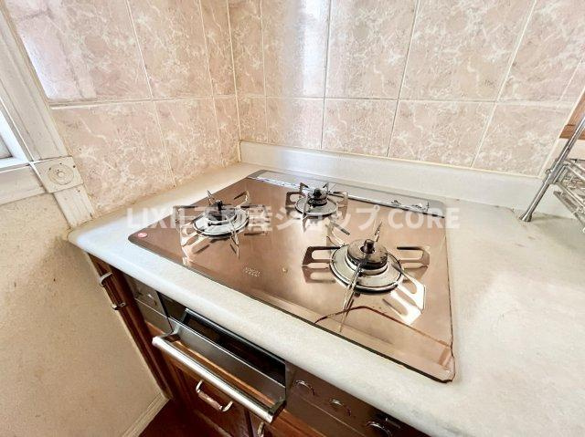 三口コンロで、お料理の効率もアップ！使い勝手の良さを考えました。お洒落なシステムキッチンです。　　明るい日差しに包まれる住宅で新しい暮らしを始めませんか？お問合せお待ちしております。　