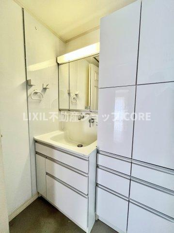 落ち着いた空間を演出するカラーと、ゆったり落ち着いてお使い頂ける広さが魅力のパウダールーム。　　明るい日差しに包まれる住宅で新しい暮らしを始めませんか？お問合せお待ちしております。　