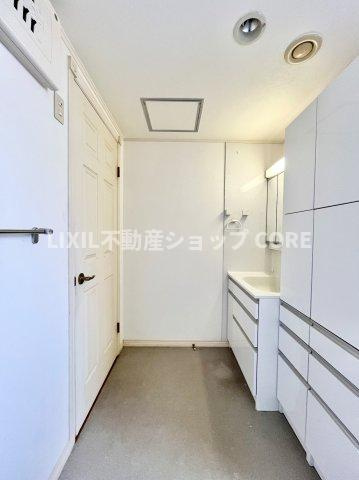 清潔感のある色で統一されたプライベート空間は、身だしなみチェックや肌のお手入れに最適です。　　明るい日差しに包まれる住宅で新しい暮らしを始めませんか？お問合せお待ちしております。　