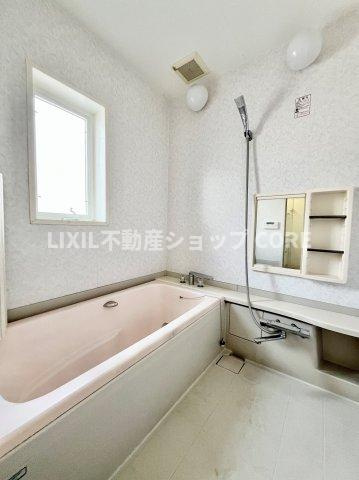 ゆったり入れる一坪バス。足を伸ばして入れるサイズは一日の疲れを癒すのに嬉しい広さですね。　　明るい日差しに包まれる住宅で新しい暮らしを始めませんか？お問合せお待ちしております。　