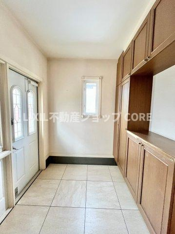 玄関ホールがスッキリ広々としていると帰る時も出ていく時も気持ちが良いものです！　　明るい日差しに包まれる住宅で新しい暮らしを始めませんか？お問合せお待ちしております。　