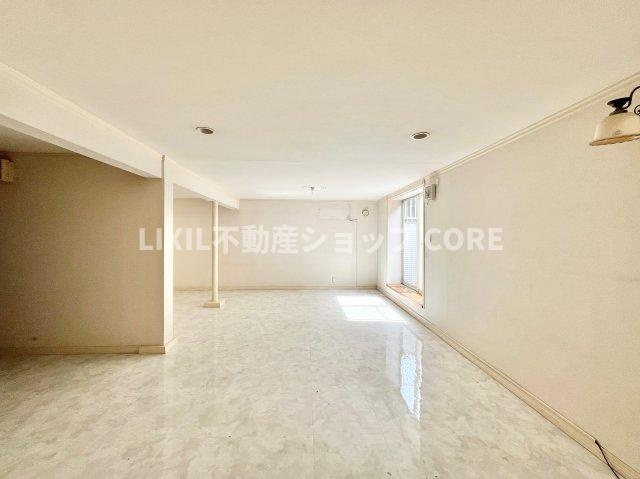 地下室完備なので様々な用途でお使いいただけます！　明るい日差しに包まれる住宅で新しい暮らしを始めませんか？お問合せお待ちしております。　