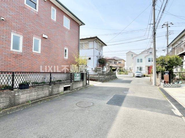 前面道路は閑静な住宅地をはしる車通りの少ない道路。お車の出し入れが苦手なママや小さなお子様にも安心　　明るい日差しに包まれる住宅で新しい暮らしを始めませんか？お問合せお待ちしております。　