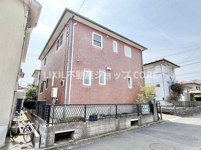 車種によりますが、カースペースは最大2台分！セカンドカーをお持ちの方も安心です！　　明るい日差しに包まれる住宅で新しい暮らしを始めませんか？お問合せお待ちしております。　