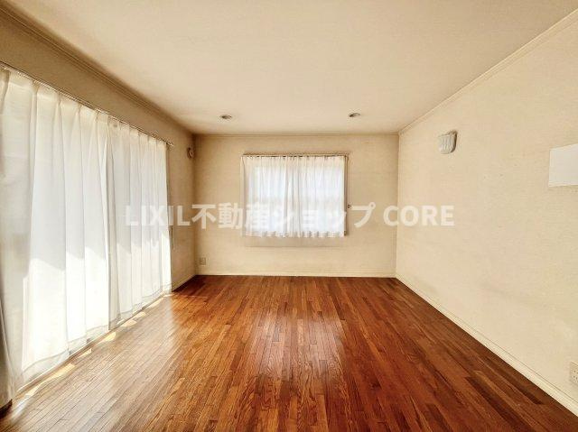 オシャレなリビングでゆったりとしたひとときを過ごしませんか？　　明るい日差しに包まれる住宅で新しい暮らしを始めませんか？お問合せお待ちしております。　