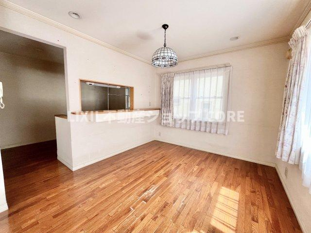 休日はおひさまの光をたっぷりと取りこめるリビングでゆったりと過ごしませんか？　　　明るい日差しに包まれる住宅で新しい暮らしを始めませんか？お問合せお待ちしております。　