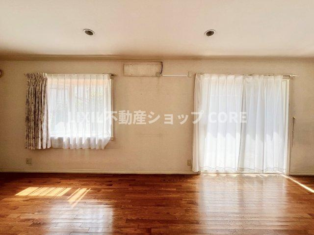 天気の良い日は是非窓を開けて風通しの良さもご体感下さい。明るいＬＤＫがご家族団欒の時を包みます。　　明るい日差しに包まれる住宅で新しい暮らしを始めませんか？お問合せお待ちしております。　