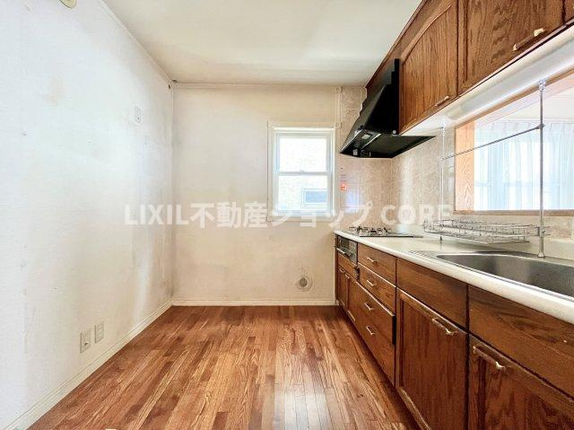 油や調味料はもちろんのこと、ビールや非常食なども収納できるほどの収納スペースを確保しています　　明るい日差しに包まれる住宅で新しい暮らしを始めませんか？お問合せお待ちしております。　