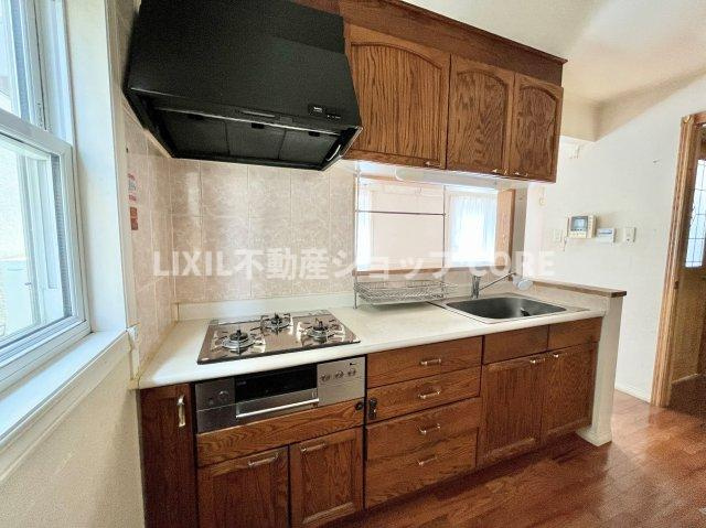 リビングで遊ぶお子様を見守りながらお料理が出来る対面式カウンターキッチンになります。　　明るい日差しに包まれる住宅で新しい暮らしを始めませんか？お問合せお待ちしております。　