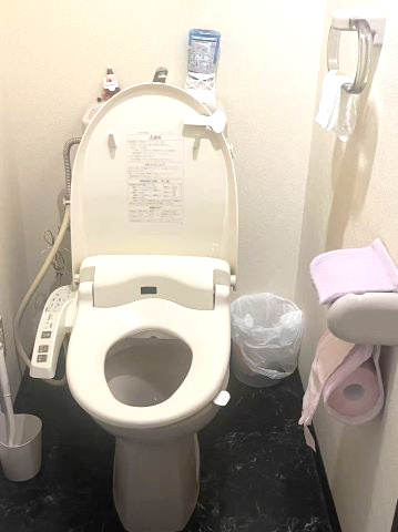 温水洗浄便座付きのトイレ♪　窓が付いているため、換気がしっかりできます！