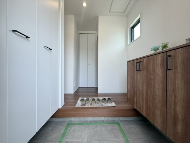 シューズボックスと大容量のクローゼットを備えた、収納力に優れた明るい玄関。廊下の奥にもクローゼットがあり、日用品やすぐ使う上着などもすっきりとしまえる機能的な動線設計です。
