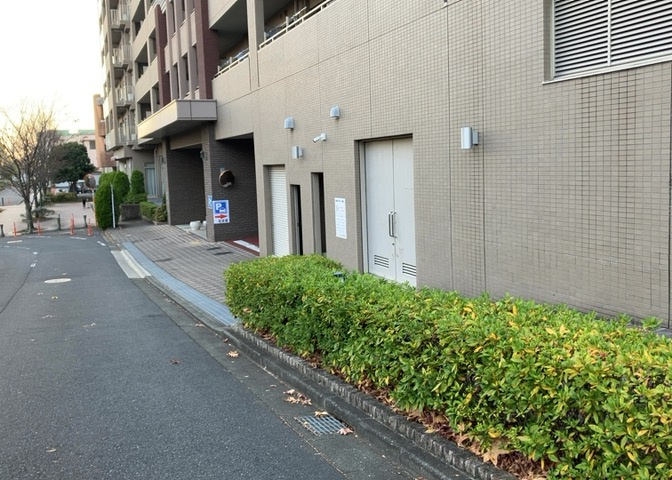 物件によっては、入居者が個人的に使用できる専用庭がついているものもあります。また、住宅の中にある土間の部分を庭と呼ぶこともあります。庭の用途は住む人によって変わり、それによってデザインもさまざまです。