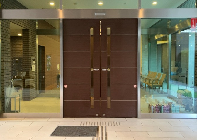 マンションのエントランスには、もともと風よけや防犯の役割がありますが、マンションによって宅配ボックスなどの設備が備わっている所もあります。日々の生活をイメージしながら生活しやすさをチェックしましょう。