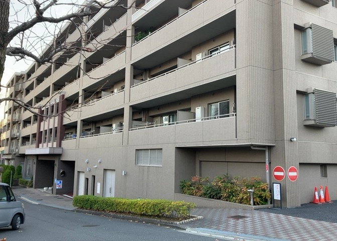 隣家の土地はどうなっているのか、生活利便施設が近くにあるのか、学校まで近いかなど、お客様のライフスタイルにあわせたイメージが重要です。また、近くにあると困る施設が近くにないかも確認するといいでしょう。