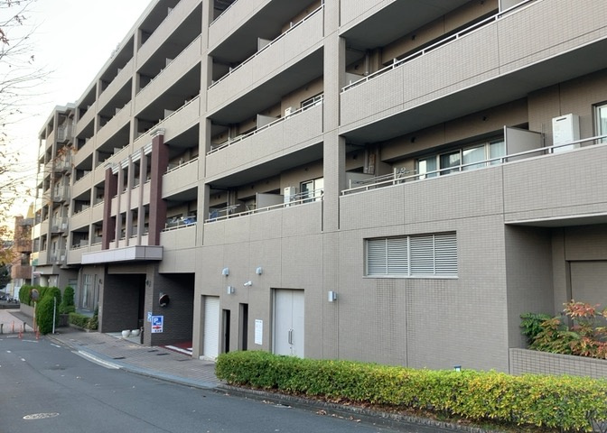 眺望の良さを楽しめるダイニングキッチンで家族団らんの時間を過ごしてはいかがでしょうか。バルコニーから見える景色を家族で眺める時間は、時間が経つのを忘れてしまいそうですね。是非、現地を見に行きましょう！