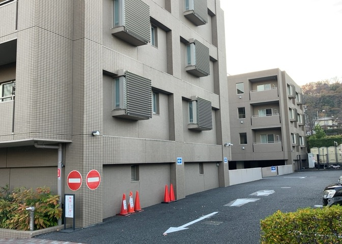 道幅が広い場所は日当たりや風通が良好です。幅が広いのですれ違いも可能ですし大きな車でも駐車可能！一方で、大型車が通ることも多くなるため交通量の増加により騒音に繋がります。また土地の値段が高くなります。