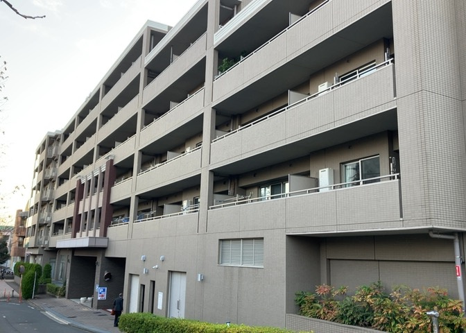 ＲＣ造、Reinforced　Concreteは直訳すると補強されたコンクリートです。主に柱や梁・床・壁が鉄筋とコンクリートで構成おり、鉄筋を組んだ型枠にコンクリートを流し込んで固めたものを指します。