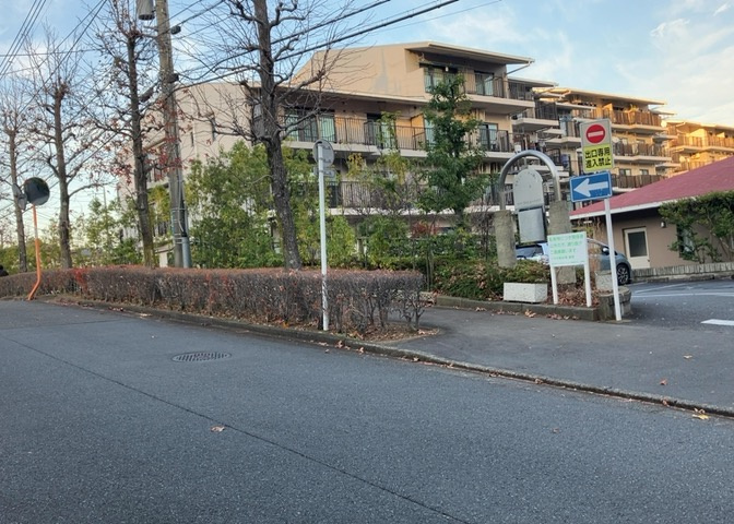 眺望を気にして物件を探す場合、前面に建物が建っていないか現地で確認しましょう！前面に建物があると景色はもちろん、日当たりや風通しにも影響が出てきます。住んだ時のことを想像しながら現地見学をしましょう。