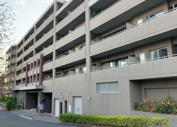 外観はマンション管理がされているかの目安になります。築年数が古いと、壁面は劣化してひび割れが生じることも！建物が古びていても細かいところが修繕されていると、きちんと管理されているなぁと感じるでしょう。