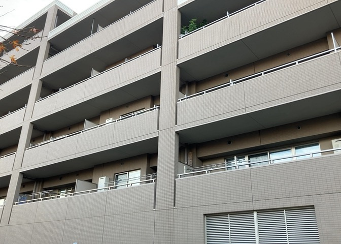 一般的なバルコニーは、奥行1.5ｍ程ですが、ワイルドバルコニーは2ｍまで広がっています。そのため洗濯物の間隔をあけ干すことができ、乾きやすいというメリットや、ガーデニングが楽しめる等の特徴があります。