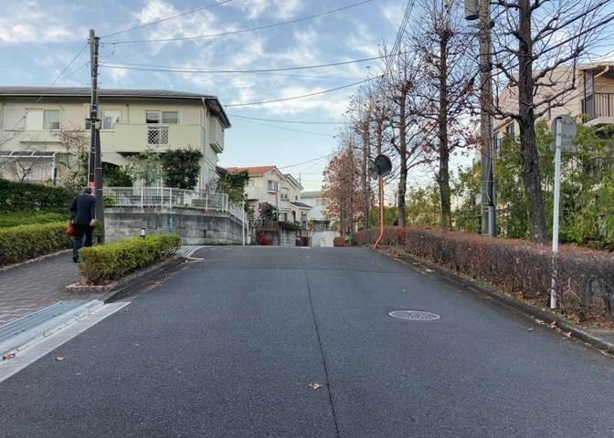眺望の良さを楽しめるダイニングキッチンで家族団らんの時間を過ごしてはいかがでしょうか。バルコニーから見える景色を家族で眺める時間は、時間が経つのを忘れてしまいそうですね。是非、現地を見に行きましょう！