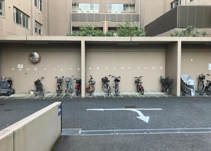 車一台あたりに必要なスペースは、標準サイズの普通自動車で横幅2m50cm、長さ5mは必要になります。ただし、乗降のことも考慮して横幅3m30cm、長さ5m50cmほどは確保できるところを選びましょう。